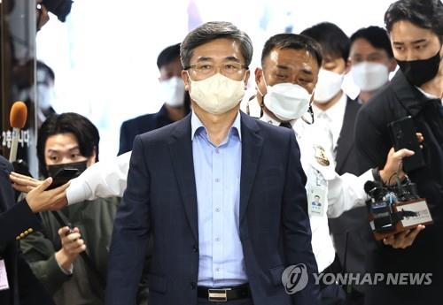 Former Defense Minister Suh Wook enters the Seoul Central District Court, in this file photo taken Oct. 21, 2022. (Yonhap) 