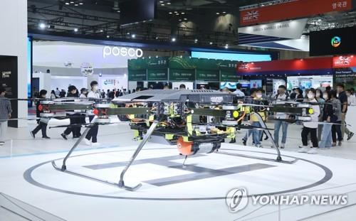 Visitors look at hydrogen-powered drones at the 2022 H2 Mobility, Energy Environment Technology (MEET), the country's biggest hydrogen industry fair, at KINTEX in Goyang, northwest of Seoul, on Aug. 31, 2022. (Yonhap)