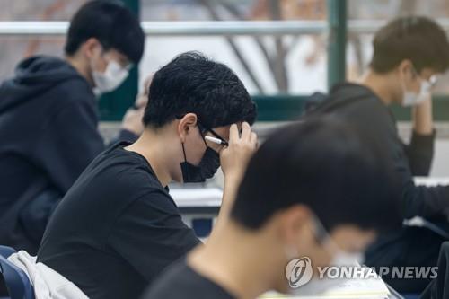 Students wait at a high school in Seoul on Nov. 17, 2022, to take the state-administered College Scholastic Ability Test. (Yonhap)