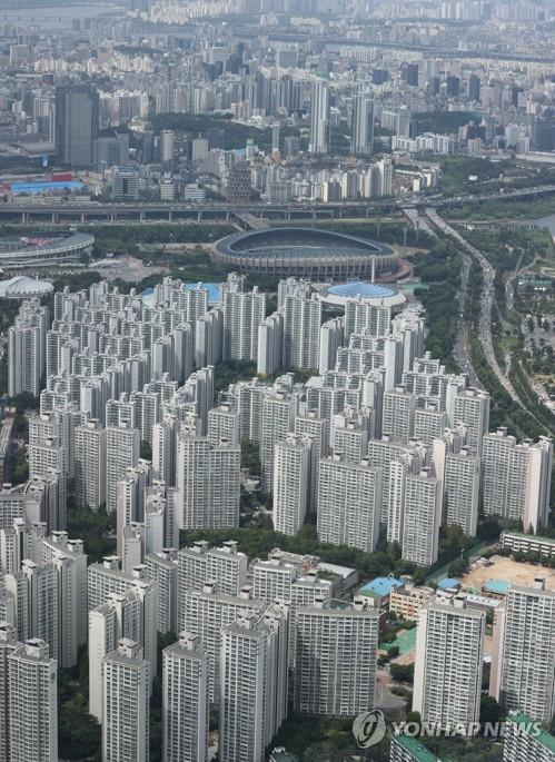This file photo, taken from the observatory of the 123-story Lotte World Tower in Seoul on Aug. 18, 2021, shows apartment complexes in the South Korean capital. (Yonhap)