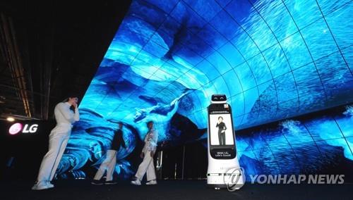 LG Electronics Inc. installs a massive wave-looking media wall composed of OLED display panels at the entrance of its CES booth in Las Vegas on Jan. 3, 2023. (PHOTO NOT FOR SALE) (Yonhap)