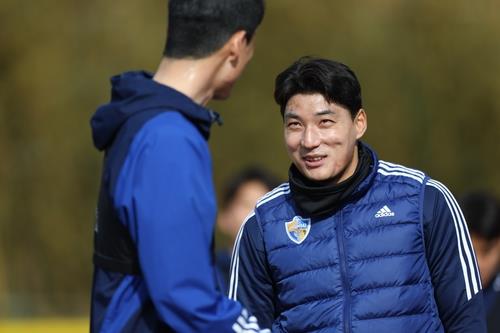 Ulsan Hyundai FC forward Joo Min-kyu (R) takes part in a training session in Ulsan, 310 kilometers southeast of Seoul, on Jan. 11, 2023, in this photo provided by Ulsan Hyundai FC. (PHOTO NOT FOR SALE) (Yonhap)