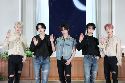 (LEAD) TXT secures first No. 1 on Billboard 200 for 'Temptation'