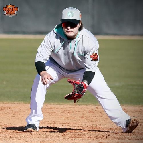 KT Wiz first baseman Park Byung-ho takes part in a fielding drill during the club's spring training at Kino Sports Complex in Tucson, Arizona, in this photo provided by the Wiz on Feb. 7, 2023. (PHOTO NOT FOR SALE) (Yonhap)