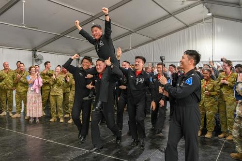 S. Korea's Black Eagles aerobatic team wins top award at Australian air show