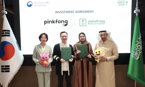(From left) South Korea's Minster of SMEs and Startups Lee Young, The Pinkfong Co.'s Executive Vice President Ryan Lee, senior adviser to the Ministry of Investment of Saudi Arabia Anwarr M. Alshammari and Minister of Investment of Saudi Arabia Khalid Al-Falih pose for a photo after signing a memorandum of understanding at the ministry's building in Riyadh, in this photo provided by The Pinkfong Co. on March 16, 2023. (PHOTO NOT FOR SALE) (Yonhap)