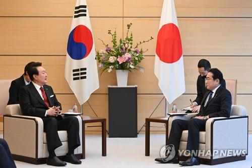 South Korean President Yoon Suk Yeol (L) and Japanese Prime Minister Fumio Kishida hold talks at the latter's residence in Tokyo on March 16, 2023. (Yonhap)