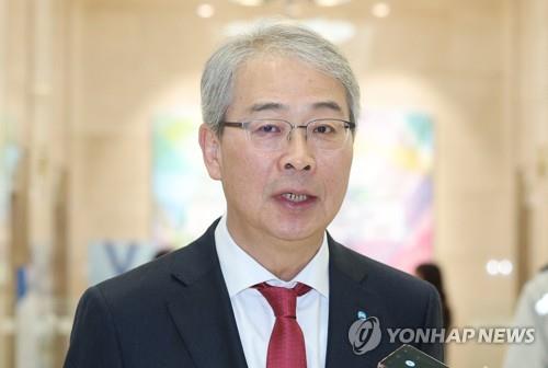 Yim Jong-yong, the new chairman and CEO of Woori Financial Group Inc., talks to the press at the financial holdings firm's Seoul headquarters on March 24, 2023. (Yonhap)