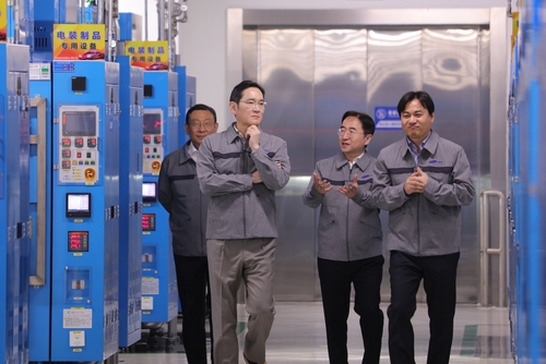Samsung chief visits chip parts manufacturing unit in China