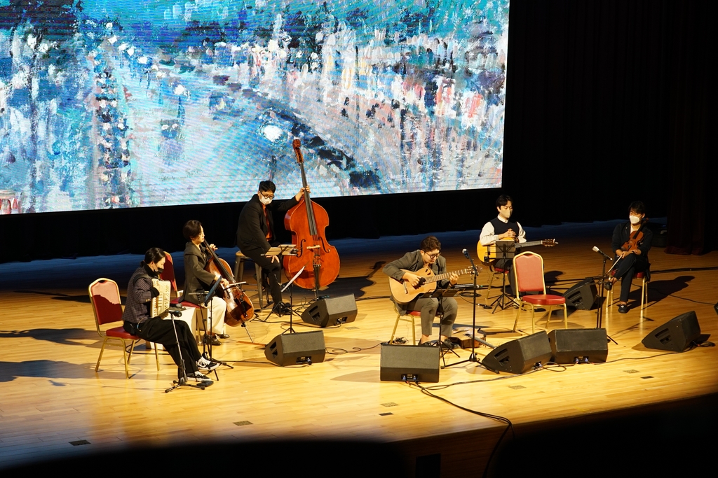 This photo provided by cellist-cum-curator Youn Ji-won shows her lecture concert, a combination of a live concert with lectures on artworks. (PHOTO NOT FOR SALE) (Yonhap)