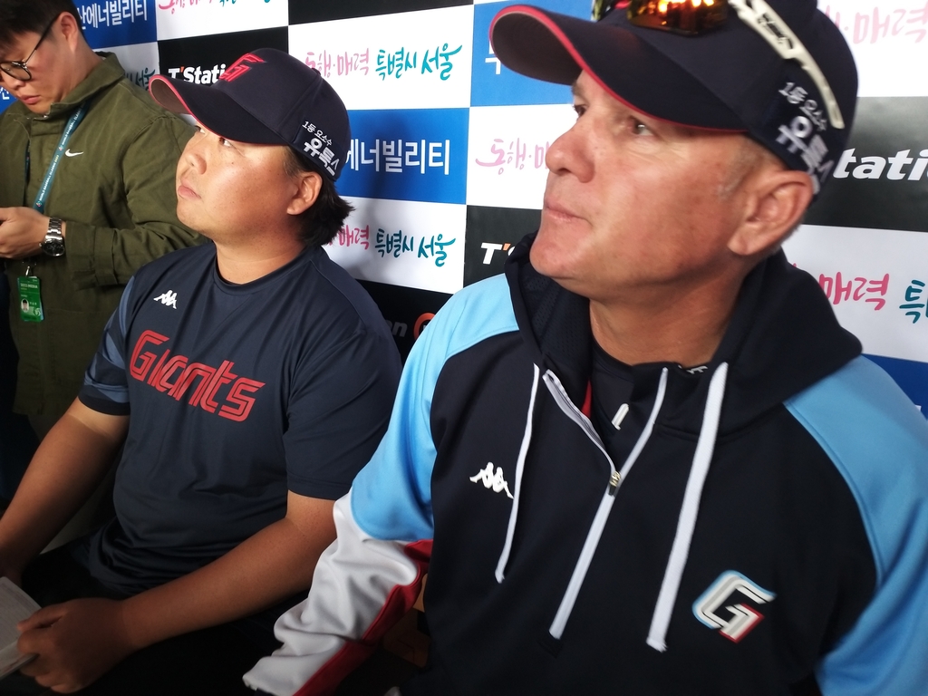 Lotte Giants manager Larry Sutton (R) speaks to reporters before a Korea Baseball Organization regular season game against the Doosan Bears at Jamsil Baseball Stadium in Seoul on April 1, 2023. (Yonhap)