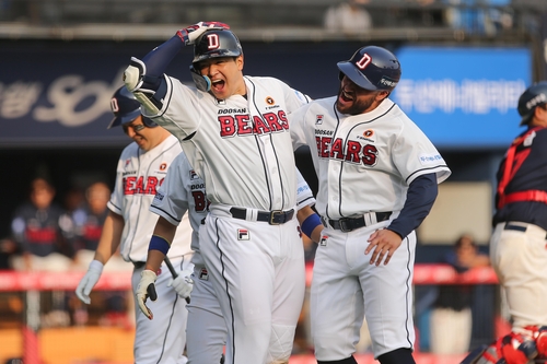 Kim Jae-hwan of the Doosan Bears (C) celebrates his three-run home run against the Lotte Giants during the bottom of the seventh inning of a Korea Baseball Organization Opening Day game at Jamsil Baseball Stadium in Seoul on April 1, 2023. (Yonhap)