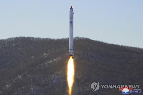 Esta foto, publicada por la Agencia Central de Noticias de Corea del Norte el 19 de diciembre de 2022, muestra al Norte dirigiendo "un "prueba importante de la etapa final" en el campo de lanzamiento de satélites Sohae en Cholsan, provincia de Pyongan del Norte, para el desarrollo de un satélite de reconocimiento el día anterior.  (Para uso exclusivo en la República de Corea. Sin redistribución) (Yonhap)