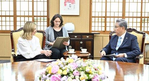 El ministro de Relaciones Exteriores de Corea del Sur, Park Jin (derecha), habla con la primera dama ucraniana, Olena Zelenska (izquierda), quien está de visita como enviada presidencial especial, en Seúl el 17 de mayo de 2023, en esta foto proporcionada por la oficina de Park.  (FOTO NO A LA VENTA) (Yonhap)