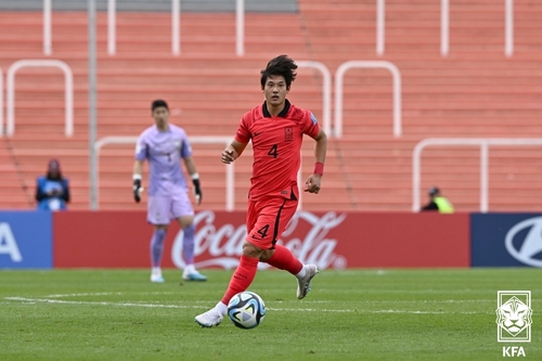 Choi Seok-hyeon of South Korea controls the ball against France during a Group F match at the FIFA U-20 World Cup at Estadio Malvinas Argentinas in Mendoza, Argentina, on May 22, 2023, in this photo provided by the Korea Football Association. (PHOTO NOT FOR SALE) (Yonhap)