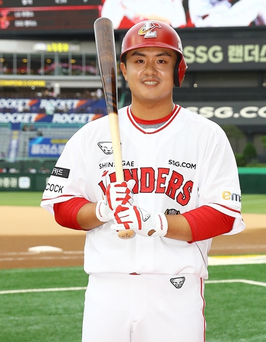 This photo provided by the SSG Landers on May 25, 2023, shows the team's new outfielder, Kang Jin-sung, posing in his new uniform at Incheon SSG Landers Field in Incheon, some 30 kilometers west of Seoul. (PHOTO NOT FOR SALE) (Yonhap)