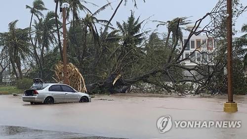 (LEAD) Flights to resume from typhoon-hit Guam to bring stranded S. Korean tourists home