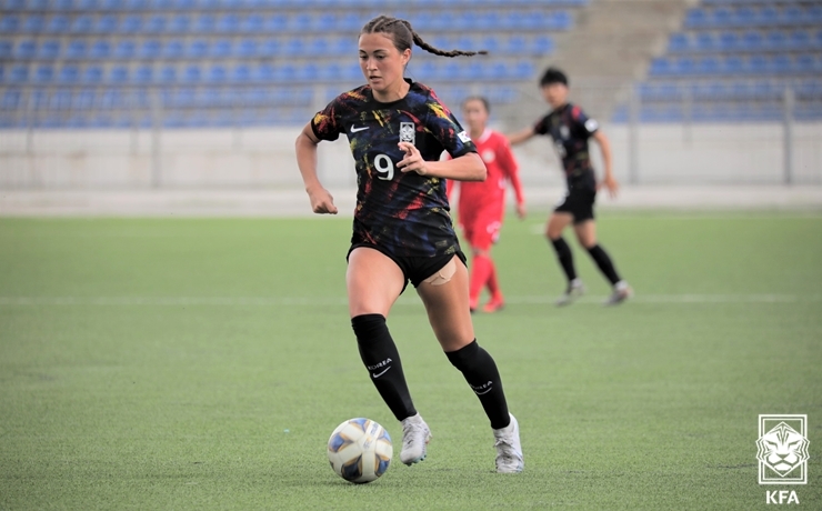 This file photo provided by the Korea Football Association shows half-Korean forward Casey Phair in action for South Korea during the qualifiers for the 2024 Asian Football Confederation U-17 Women's Asian Cup in April 2023. (PHOTO NOT FOR SALE) (Yonhap)