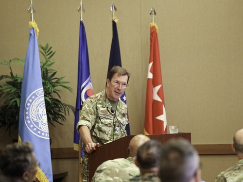 El subcomandante de la UNC, teniente general británico Andrew Harrison, habla durante el simposio Mujer, Paz y Seguridad (WPS) en Camp Humphreys, la principal instalación militar de EE. UU. en Pyeongtaek, 60 kilómetros al sur de Seúl, el 13 de junio de 2023, en esta foto publicada. por la oficina de asuntos públicos de la UNC.  (FOTO NO A LA VENTA) (Yonhap)