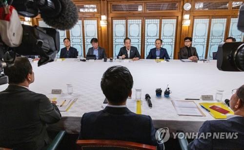 Funcionarios del gobierno y legisladores del gobernante Partido del Poder Popular se reúnen en Seúl el 18 de junio de 2023. (Yonhap)