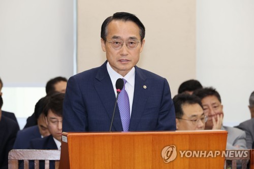 Heo Chul-hoon, secretario general adjunto de la Comisión Electoral Nacional, habla durante una sesión del Comité de Seguridad y Administración Pública en la Asamblea Nacional en Seúl el 22 de junio de 2023. (Yonhap) 