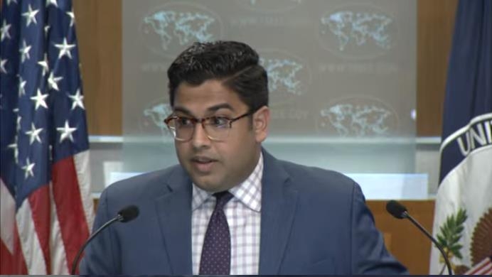 En esta imagen capturada, se ve a Vedant Patel, portavoz adjunto del Departamento de Estado, respondiendo preguntas durante una conferencia de prensa diaria en el departamento en Washington el 28 de junio de 2023.  (Yonhap)