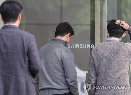 (LEAD) Samsung Electronics Q2 operating profit down nearly 96 pct on-year