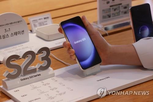 (3rd LD) Samsung Electronics Q2 profit down nearly 96 pct on-year to hit 14-year low
