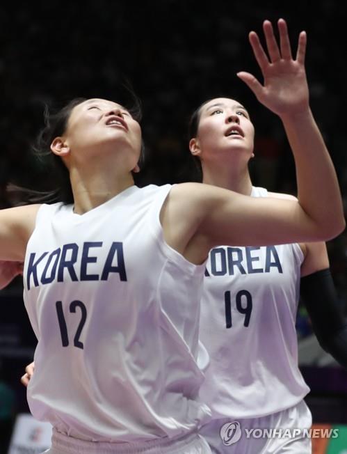 2018년 9월 1일 자카르타 GBK 이스토라에서 열린 제18회 아시안게임 중국과의 금메달전에서 한국 여자농구 단일팀 노석영(왼쪽)과 박지수가 포즈를 취하고 있는 사진.  (연합)