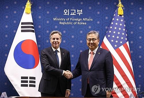 U.S. Secretary of State Antony Blinken (L) shakes hands with South Korean Foreign Minister Park Jin ahead of their bilateral talks in Seoul on Nov. 9, 2023. (Yonhap) 