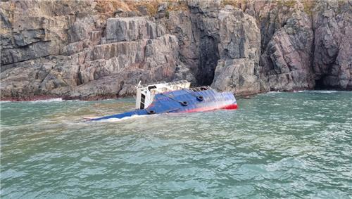 Esta foto, proporcionada por la Guardia Costera de Mokpo, muestra un carguero chino hundido en aguas frente a la isla Gageo, a 422 km al suroeste de Seúl, el 29 de noviembre de 2023. (FOTO NO A LA VENTA) (Yonhap)