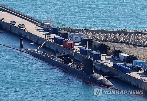 El submarino estadounidense de propulsión nuclear USS Missouri llega a una base naval clave en Busan, a 320 kilómetros al sureste de Seúl, el 17 de diciembre de 2023. (Yonhap)