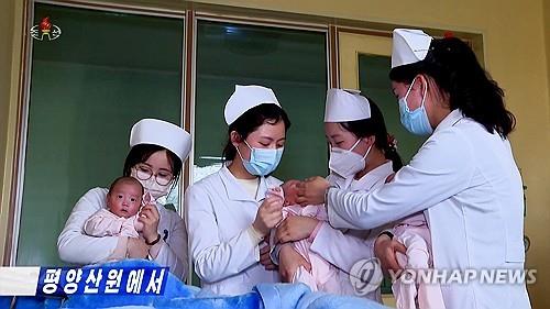 2023년 11월 21일 북한 국영 조선중앙TV에서 촬영한 이 사진은 평양 산부인과병원에서 간호사들이 세 쌍둥이를 돌보는 모습을 담고 있다.  (대한민국에서만 사용. 재배포 금지) (연합)