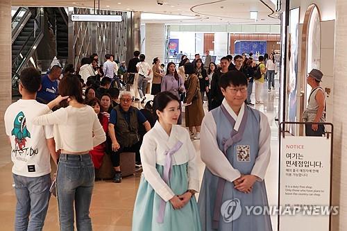 2023년 10월 2일 중국인 관광객들로 붐비는 서울의 한 면세점.(연합)