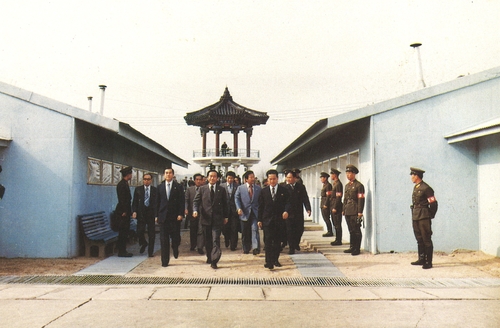 En esta fotografía de archivo proporcionada por el Ministerio de Unificación, funcionarios surcoreanos se dirigen para asistir a conversaciones intercoreanas a nivel de trabajo en Panmungak, un edificio controlado por Corea del Norte, el 18 de marzo de 1980.  (FOTO NO EN VENTA) (Yonhap)