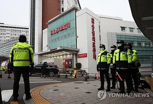 Agentes de policía hacen guardia en el Hospital de la Universidad Nacional de Seúl el 3 de enero de 2024, donde Lee Jae-myung, líder del principal opositor Partido Demócrata, fue sometido a una cirugía de emergencia el día anterior después de ser apuñalado en el cuello por un hombre de unos 60 años durante una visita a la ciudad portuaria de Busan, en el sureste del país.  (Yonhap)