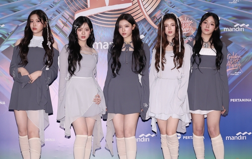 K-pop girl group NewJeans pose for photographers at the 38th Golden Disc Awards ceremony in Jakarta on Jan. 6, 2024, in this photo provided by the event's organizer. (PHOTO NOT FOR SALE) (Yonhap)