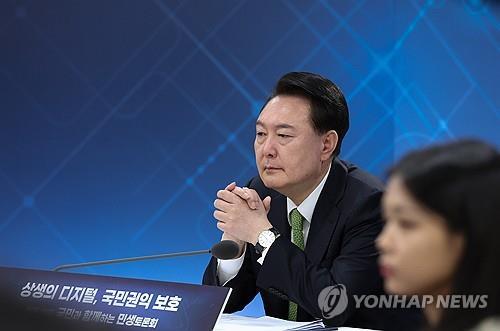 El presidente Yoon Suk Yeol asiste a un debate público-gubernamental sobre cuestiones de sustento de la gente en un centro de apoyo a startups en Pangyo Second Techno Valley en Seongnam, justo al sur de Seúl, el 30 de enero de 2024. (Yonhap)