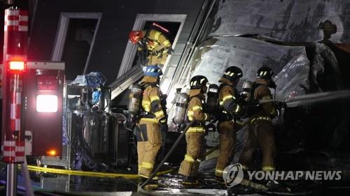 Esta fotografía proporcionada por la sede del Servicio de Bomberos de Gyeongbuk el 31 de enero de 2024 muestra a los bomberos intentando apagar un incendio en una fábrica en Mungyeong, 140 kilómetros al sureste de Seúl.  (FOTO NO EN VENTA) (Yonhap)