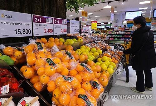 2024년 2월 1일 촬영된 사진 속 한 고객이 서울의 한 대형 할인점에서 쇼핑을 하고 있다.(연합)