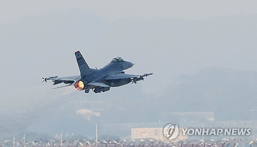 Un avión de combate F-16 despega de la base aérea de Osan en Pyeongtaek, 60 kilómetros al sur de Seúl, en esta fotografía de archivo tomada el 30 de octubre de 2023. (Yonhap)