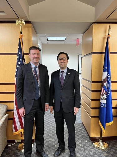 Lee Jun-il (R), South Korea's deputy nuclear envoy, and U.S. Deputy Special Representative for North Korea Lyn Debevoise poses for a photo before the inaugural meeting of the South Korea-U.S. bilateral Enhanced Disruption Task Force on March 26, 2024. (Yonhap) 