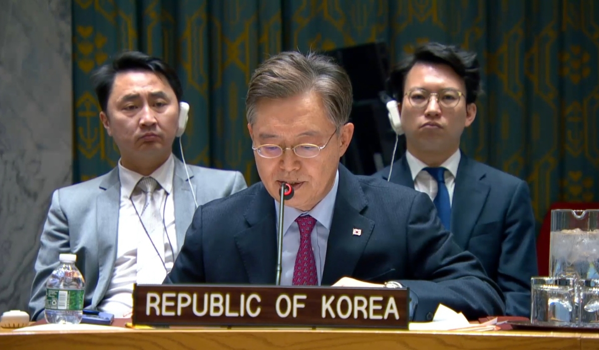 El embajador de Corea del Sur ante la ONU, Hwang Joon-kook, habla durante una reunión del Consejo de Seguridad de la ONU en la sede de la ONU en Nueva York el 3 de abril de 2023 en esta fotografía capturada de ONU Web TV.  (FOTO NO EN VENTA) (Yonhap)