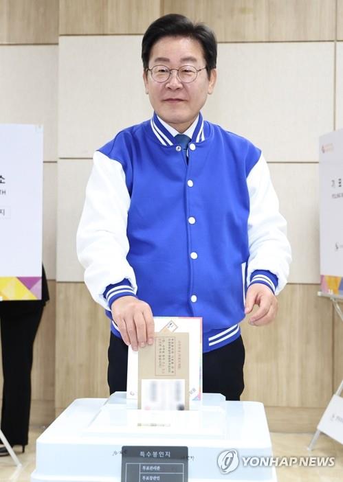 Democratic Party Chairman Lee Jae-myung casts a ballot at a polling station in the central city of Daejeon on April 5, 2024. (Yonhap) 