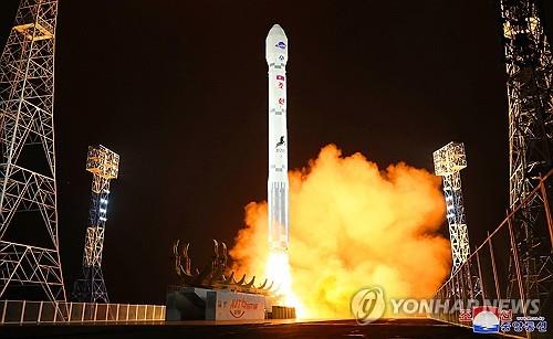 Un nuevo tipo de cohete Chollima-1 que transporta un satélite de reconocimiento llamado Malligyong-1 despega de la plataforma de lanzamiento en el sitio de lanzamiento de satélites Sohae en Tongchang-ri, en el noroeste de Corea del Norte, a las 10:42 pm del 21 de noviembre de 2023, en Esta foto fue publicada al día siguiente por la Agencia Central de Noticias de Corea, oficial del Norte.  (Para uso únicamente en la República de Corea. Sin redistribución) (Yonhap)