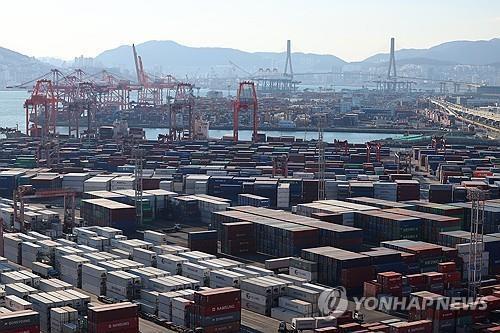 2023년 12월 1일 촬영된 이 파일 사진에서 한국 최대 항구인 부산의 한 컨테이너 터미널에 선적 컨테이너가 쌓여 있다.(연합)