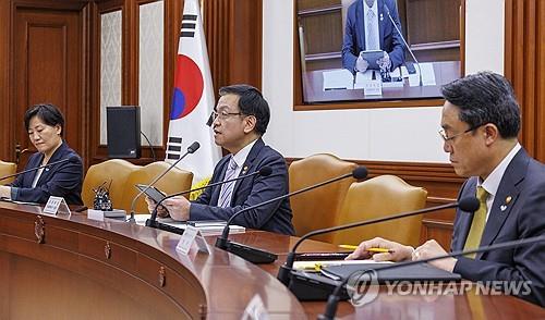 Finance Minister Choi Sang-mok (C) speaks during an emergency economic ministers' meeting in Seoul on May 1, 2024. (Yonhap)