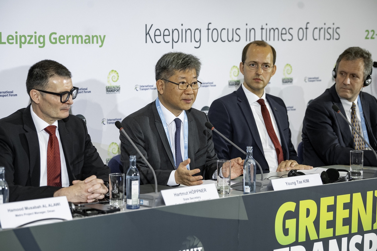 Esta fotografía proporcionada por el Foro Internacional de Transporte (ITF) muestra al Secretario General, Young Tae Kim (segundo desde la izquierda), hablando durante una conferencia de prensa en la Cumbre de la ITF 2024 en Leipzig, Alemania, el 23 de mayo de 2024. (FOTO NO A LA VENTA) (Yonhap)