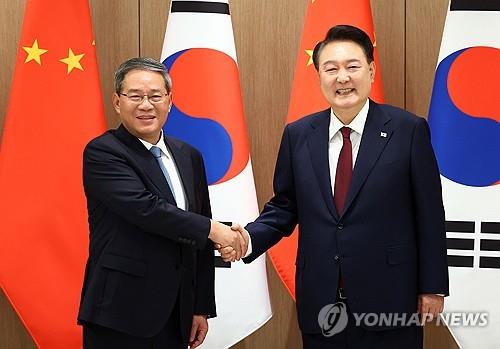 Yoon, Chinese premier hold talks to bolster bilateral ties