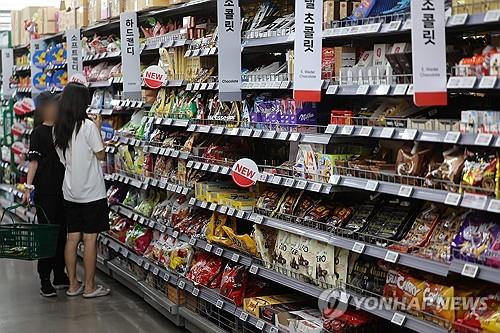 Customers shop at a major discount chain store in Seoul on May 26, 2024. (Yonhap)